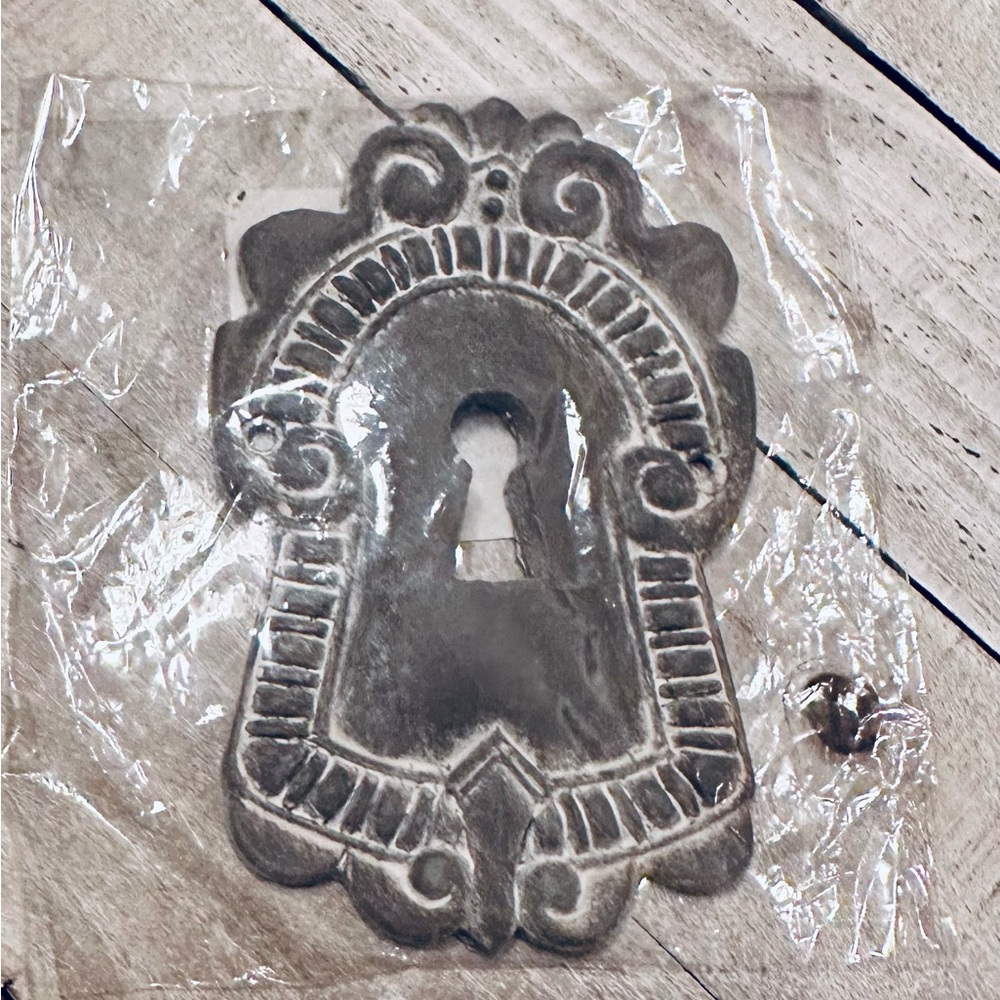 Vintage-Style Gray Keyhole Wall Art